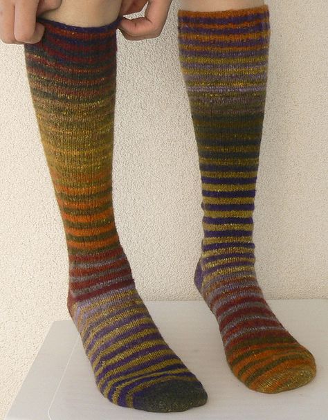 nice colour Cooler Look, Striped Socks, Knitting Inspiration, Sock Shoes, Knitting Projects, Knitting Socks, Ravelry, Make Your Day, Knit Crochet