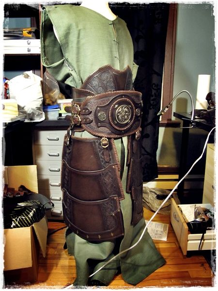 Mes premières créations en cuir | TROLLCALIBUR Witcher Armor, Armor Belt, Mandalorian Cosplay, Costume Armour, Armor Clothing, Warrior Costume, Historical Illustration, Larp Armor, Cosplay Armor