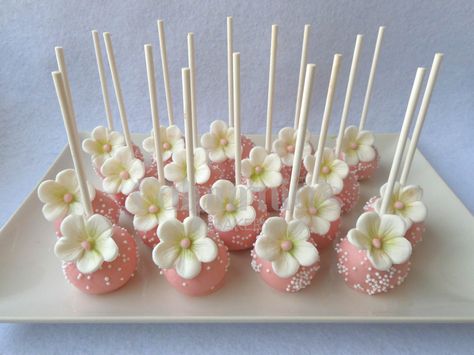 Pink daisy cake pops Daisy Themed Dessert Table, Daisy Themed Cakesicles, Flower Cake Pops Ideas, Daisy Dessert Table, Daisy Desserts, Daisy Cake Pops, Pink Daisy Cake, Flower Party Themes, Flower Cake Pops