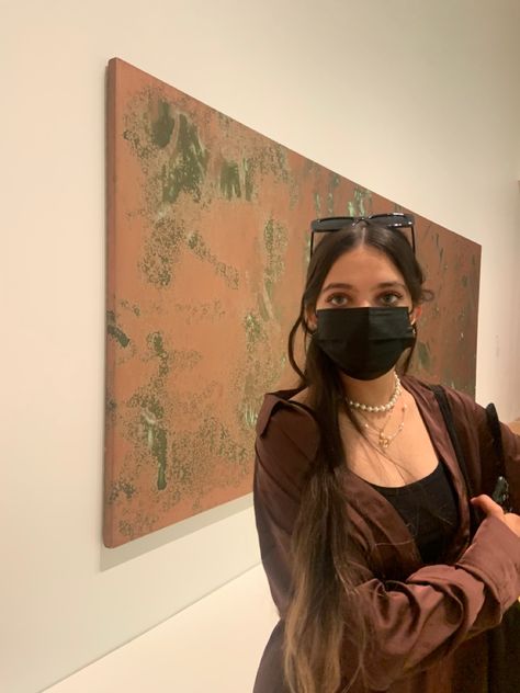 Museum Outfits Aesthetic, Art Museum Outfits, Art Museum Date Outfit, Museum Date Outfit, Art Museum Date, Museum Outfits, Formal Poses, Museum Pics, Gallery Outfit