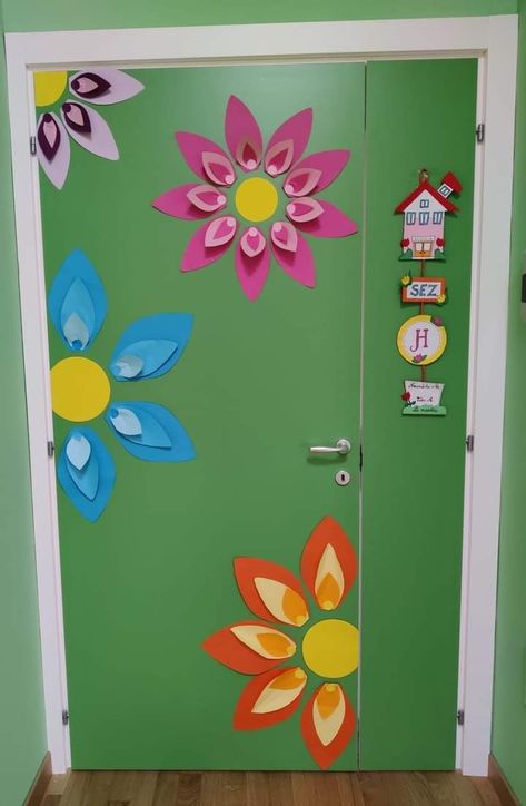 Spring Bulletin Boards Preschool, Spring Bulletin, School Door Decorations, Spring Bulletin Boards, Colorful Borders Design, Macrame Bracelet Patterns, School Doors, Porte Decorate, Cake Decorating Videos