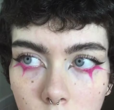 Cute Makeup Looks Grunge, Fun Makeup Ideas Hooded Eyes, 1970s Makeup Looks, Soft Clowncore Makeup, Zelda Inspired Makeup, Crazy Cool Makeup, Punk Aesthetic Makeup, Weird Eye Makeup, Valintens Makeup Looks