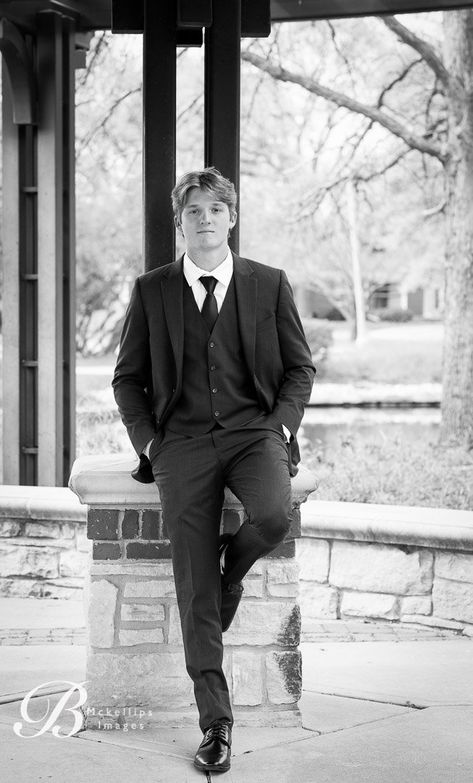 Men Prom Photoshoot, Prom Photos Single Guys, Prom Poses Men, Formal Photoshoot Men, Prom Picture Poses Single Photo Ideas Boy, Prom Poses Individual Guy, Prom Poses For Guys, Male Prom Poses, Prom Outfits For Guys