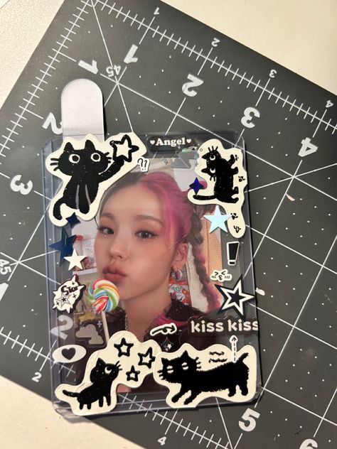 i love the contradt of this deco- the super bright pc with the black and white stickers. i knew i wanted to do a cat theme for yeji (its her official animal). #kpop #deco #toploader #yeji #itzy Black Toploader Deco, Toploader Deco Black, Top Loader Deco Kpop, Toploader Deco Ideas, Top Loader Deco, Deco Toploader, Kpop Deco, Toploader Deco, Black And White Stickers