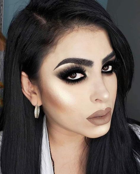 Narco Wife Aesthetic, Claudia Ochoa, Dark Smokey Eye Makeup, Dark Smokey Eye, Eye Makeup Images, Makeup Starter Kit, Eye Makeup Styles, Makeup Eye Looks, Glamour Makeup