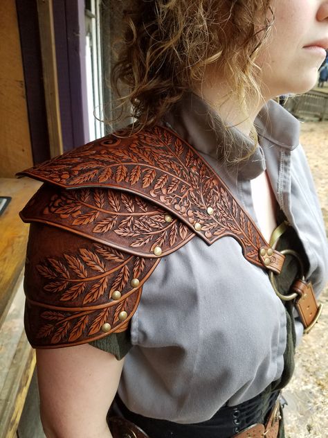 Shoulder Armor Women, Druid Leather Armor, Leather Armor Women Dnd, Leaf Armor, Kidney Belt, Ren Faire Outfits, Ren Faire Costume, Fair Outfits, Unique Looks