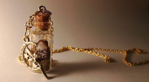 Fairy Dust Necklace | 27 Lovely Disney-Inspired Items Every Fan Should Own Tinkerbell Peter Pan, Fairy Moon, Rose Gold Chain Necklace, Vial Necklace, Disney Tinkerbell, Geek Jewelry, Bubble Necklaces, Fairy Necklace, Bottle Necklace