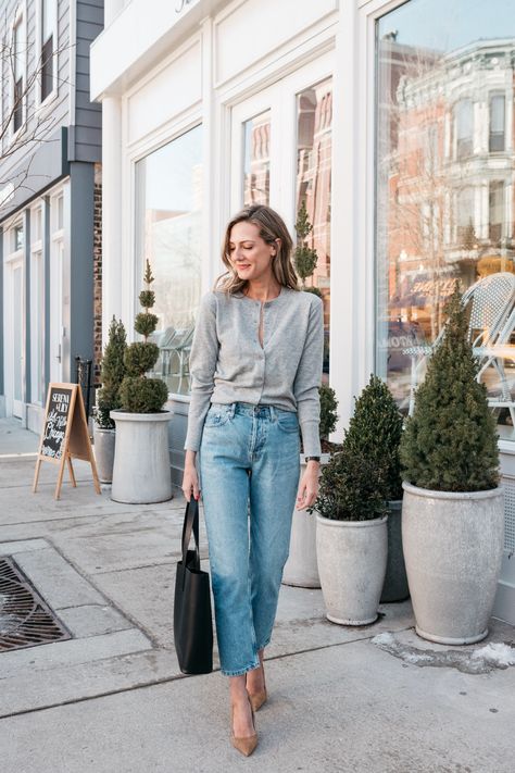 the cardigan is back how to wear with jeans - See (Anna) Jane. Looks Jeans, Cooler Style, Look Jean, Fitted Cardigan, Mode Jeans, Mode Casual, Cardigan Outfits, Stil Inspiration, Jairzinho