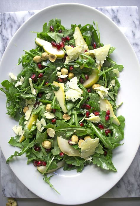 A winter salad with arugula, pomegranate seeds, hazelnuts, pears, stilton blue and a champagne vinaigrette. Do your season right. Pear And Stilton Salad, Good Healthy Meals, Elegant Salad, Christmas Eve Meal, Hazelnut Recipes, Fancy Salads, Stilton Cheese, Winter Dinner Party, Champagne Vinaigrette