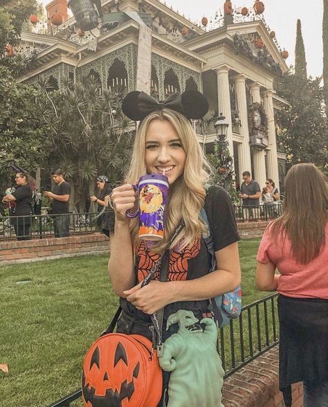 Disneyland Halloween Pictures, Halloween At Disneyland Outfits, Disney Halloween Pictures, Halloween Disney Fits, Disneyland October Outfits, Disney October Outfits, October Disney Outfits, Disney Halloween Aesthetic, Disneyland Halloween Outfit