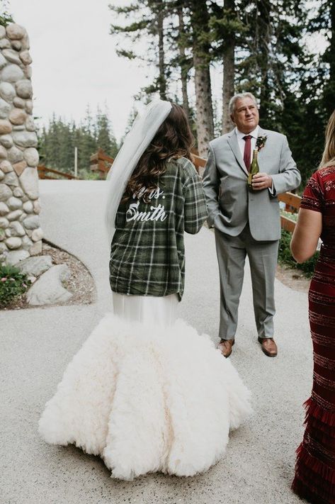 Flannel Over Wedding Dress, Flannel Wedding Dress, Wedding Flannel, Bride Flannel, Flannel Wedding, Country Wedding Bridesmaids, Alaskan Wedding, Christmas Wedding Dresses, Open Air Wedding