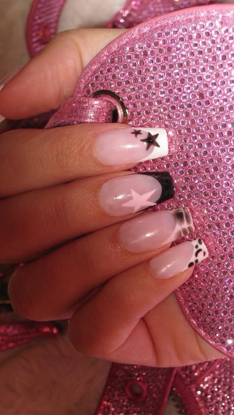 Nail Design Pink And Black, Y2k Fashion Nails, Med Nails Acrylic, Basic Cute Nails Short, Y2knails Acrylic, Black Nails Fancy, Y2knails Ideas, Nail Ideas No Charms, Nail Inspo 2000s