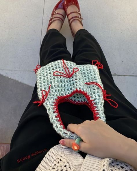 House Of Gamine on Instagram: "our signature ’Lizzy mini bag’ 🎀 made of cotton and mohair blend — My fist freehand crochet bag and I love how Lizzy turned out very very cute❤️ 500 THB *made to order* DM me to buy" Different Crochet Ideas, Cool Crochet Bags, Mohair Crochet Ideas, How To Make A Crochet Bag, Crochet Mini Projects, Crochet Cute Ideas, Crochet Little Bag, Mini Crochet Bags, Cool Crochet Ideas