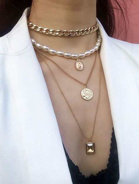 Curved Bar Necklace, Diamond Bar Necklace, Pearl Chain Necklace, Foto Tips, Modieuze Outfits, Gold Coin, Pearl Chain, Coin Pendant, Shape Pattern