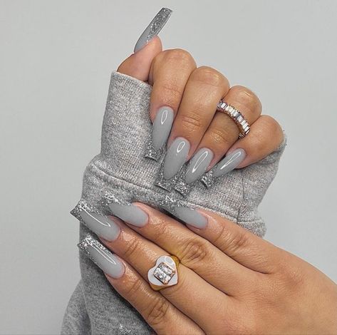 Gray Winter Nails, Gray Nail Designs, Grey Christmas Nails, Nails Ideas 2023, Light Gray Nails, Halloween Nails Ideas, Nails Grey, Grey Nail Art, Grey Acrylic Nails