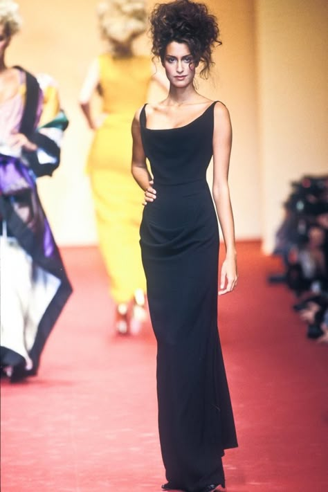 Stylish Formal Dresses, Vivienne Westwood Fashion, Black Dress Long, Yasmeen Ghauri, Clothes Drawing, Vivienne Westwood Dress, Elegant Outfit Classy, Gaun Fashion, Classy Prom Dresses