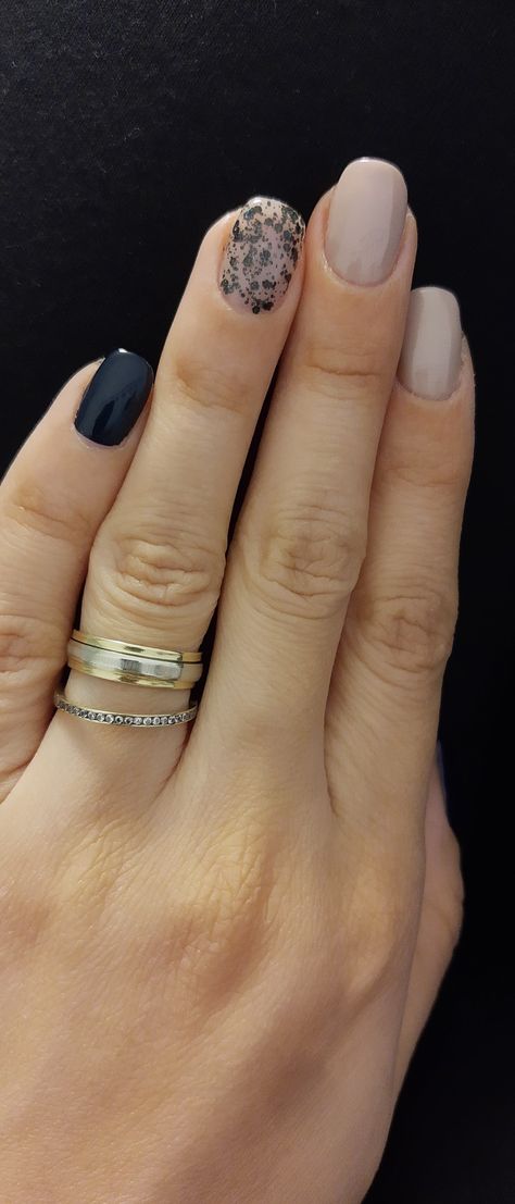 Cream Nails With Black Design, Black Sns Nails Short, Nuteral Nails Cute Short, Natural And Black Nails, Dark Beach Nails, Black And Tan Nails Designs, Nude And Black Nails Short, October Wedding Nails, Black And Neutral Nails