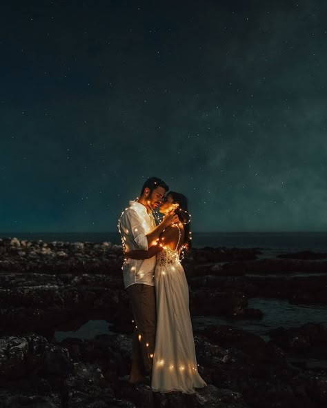 Night Wedding Photos, Night Time Wedding, Beautiful Beach Wedding, Wedding Kiss, Wedding Photos Poses, Wedding Forward, Couple Wedding, The Kiss, Pre Wedding Photoshoot