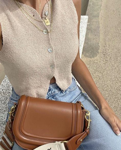 Brown Crossbody Bag For Summer, Brown Bag Outfit Summer, Brown Crossbody Bag Outfit, Brown Shoulder Bag Outfit, Outfit Selfie Ideas, Brown Handbag Outfit, Brown Purse Outfit, Brown Bag Outfit, Becky Core