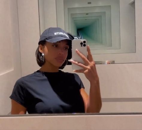 Lori Harvey Hat, Hat With Bob Haircut, Short Bob With Baseball Cap, Bob With Baseball Cap, Lori Harvey Bob Hair, Bob With Hat, Lori Harvey Short Hair, Short Hair With Hat Baseball, Short Hair Baseball Cap Style