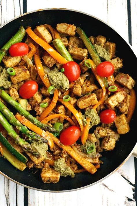 One-Pan Pesto Quorn Chicken with Veggies, a light vegetarian meal for everyone to enjoy. It might not have meat in it, but it certainly is filling and flavourful. The pesto works so well with the quorn, while the asparagus, tomatoes and peppers bring a nice colour and crunch.  A delicious vegetarian dish that is low carb, high protein, and so easy to make. The quorn chicken pieces are so versatile, and can be used in so many dinner dishes.#quorn, #quornchickenpieces, #healthyfood Chicken Pieces Recipes, Quorn Chicken, Quorn Recipes, Chicken With Veggies, Healty Dinner, Low Carb High Protein, Meals To Make, Vegetarian Dish, Chicken Pieces