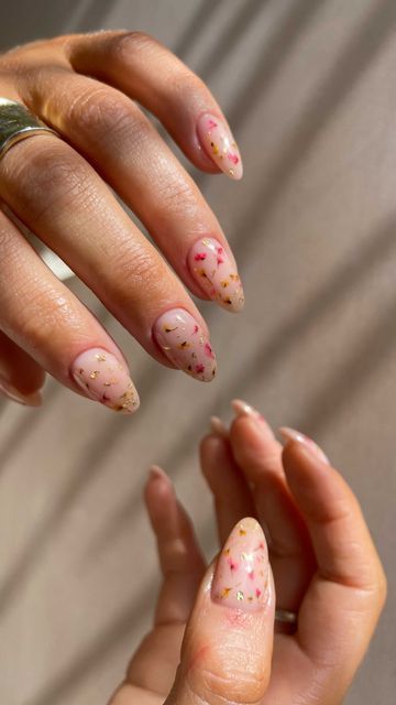 Nail With Leaf Design, Nails With Encapsulated Flowers, Encapsulated Flower Nails, Dried Flowers Nails, Encapsulated Nails Flowers, Pressed Flower Nails, Dried Flower Nails, Gold Leaf Nails, Encapsulated Nails