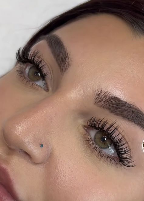 Natural Looking Eyelash Extensions, Natural Fake Eyelashes, Lashes Fake Eyelashes, Eyelash Extensions Styles, Perfect Eyelashes, Pretty Lashes, Eyelash Extentions, Lashes Beauty, Microblading Eyebrows