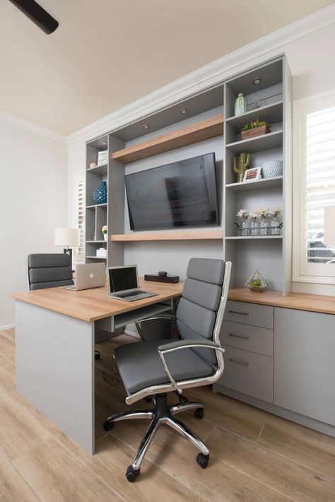 T Desk Office Layout, Double Desks Home Office, Multiuse Office Room Ideas, Modern Home Office With Couch, Small Showroom Ideas, Small Home Office Ideas Workspaces, Office Double Desk, Office With Greenery, Home Office Layouts