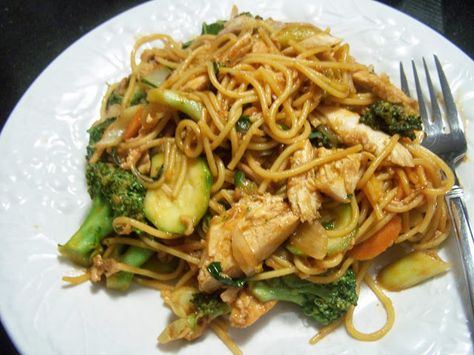 Skinny GF Chef : Gluten Free Chicken Yakisoba Pasta With Fresh Tomatoes, Chicken Yakisoba, Garlic Chicken Pasta, Grain Free Bread, Gluten Free Spaghetti, Buckwheat Noodles, Gluten Free Soy Sauce, White Wine Sauce, Delicious Gluten Free Recipes