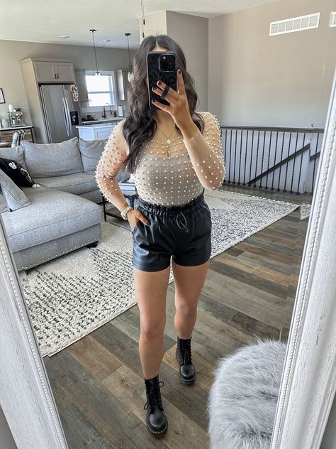 Leather Shorts Outfit Going Out, Faux Leather Shorts Outfit, Black And Tan Outfit, Outfit Inspo Birthday, Going Out Outfit Ideas, Spring Birthday Outfit, Spring Outfit Ideas For Women, Leather Shorts Outfit, Combat Boot Outfits