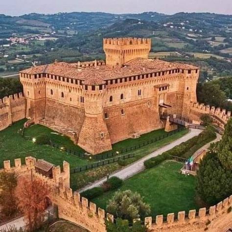 Italy Italian Castle, Hohenzollern Castle, Bodiam Castle, Castle Estate, Chateau Medieval, Medieval Fortress, Castle Mansion, Unusual Buildings, European Castles