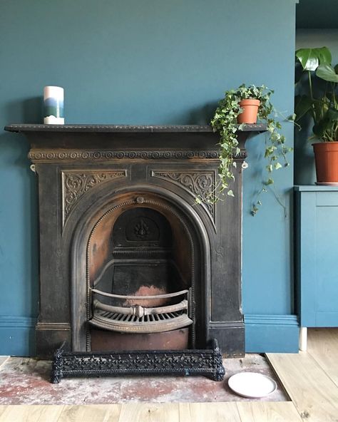 Cast iron fireplace in London Victorian terrace interiors. Baby Proof Fireplace, Victorian Fireplace Mantels, Fireplace Mantels Ideas, Victorian Fireplaces, Victorian Terrace Interior, Farmhouse Fireplace Mantels, Terrace Interior, Cottage Fireplace, Fireplace Decorations