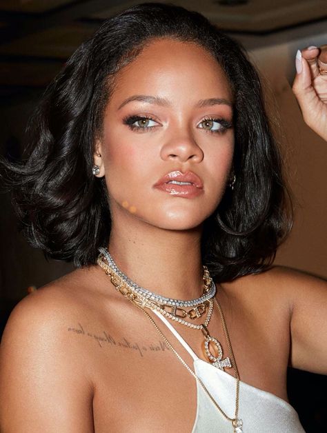 Rihanna stars in Fenty Beauty Cheeks Out Freestyle Cream Blush campaign Rihanna Fenty Beauty, Looks Rihanna, Rihanna Outfits, Rihanna Looks, Rihanna Riri, Angled Bob, Rihanna Style, Saint Michael, Bad Gal