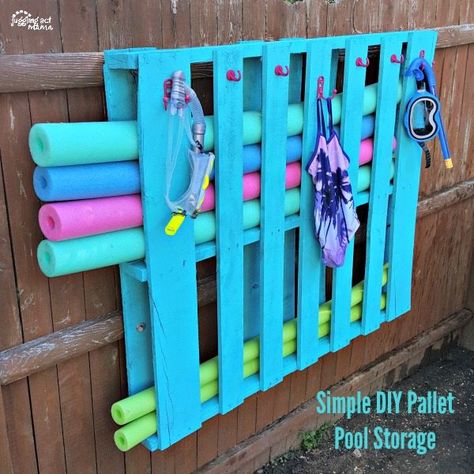 Pallet Pool Storage, Diy Pallet Pool, Piscina Pallet, Pool Organization, Piscina Diy, Pool Toy Storage, Pallet Pool, Pool Dekor, Pool Storage