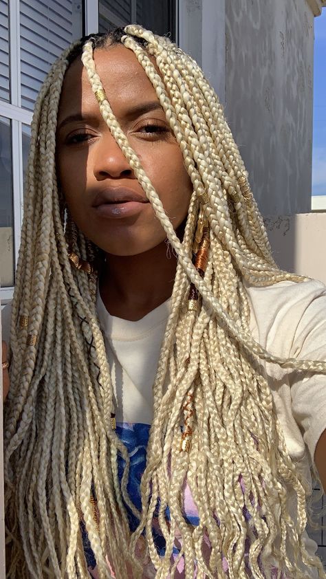 Blonde Braids Black Women Platinum, Platinum Knotless Braids, Platinum Blonde Knotless Braids, Platinum Blonde Knotless Box Braids, Platinum Blonde Braids, Knotless Braids Blonde, Platnum Blonde, Black Roots Blonde Hair, Blonde Knotless Braids