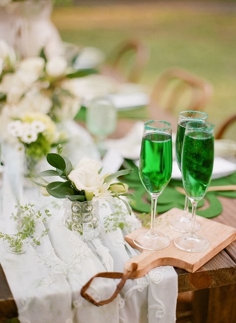 St. Patrick's Day green drink made with bubbly champagne St Patricks Wedding, Irish Theme Party, Green Cocktails, Green Drink, Bee Wedding, Irish Rose, Events Decor, Whiskey Bar, St Patrick's Day Decorations