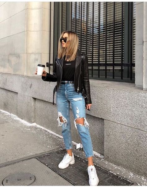 Chamarra de piel. Si quieres darle un toque más formal a tu look pero que siga siendo casual, agrega a tus jeans y a tu playera blanca una sencilla chamarra de piel negra. lista para un domingo en la tarde. Ripped Jeans Outfit, Torn Jeans, Winter Trends, Pinterest Fashion, Mode Inspo, Looks Style, Mode Inspiration, Style Outfits, Looks Vintage