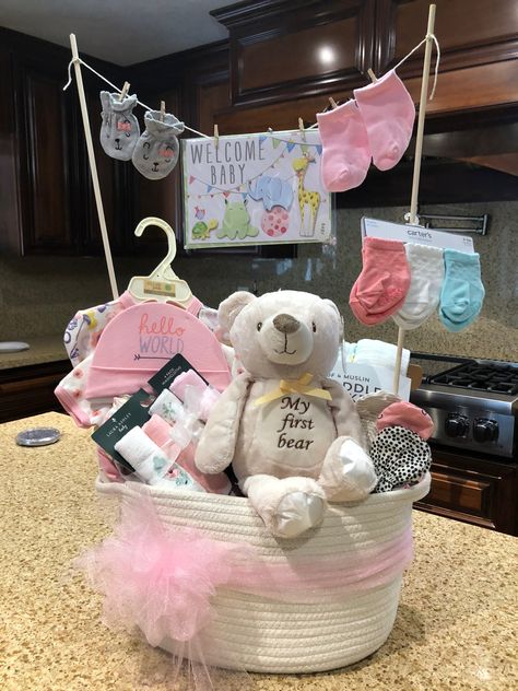 Baby Shower Basket Girl, Baby Gift Basket Girl, Baby Shower Kado, Cute Baby Baskets Gift Ideas, Baby Shower Cart Gift, Baby Girl Gift Ideas Baskets, Baby Baskets Gift Ideas, Gift Basket For Baby Girl