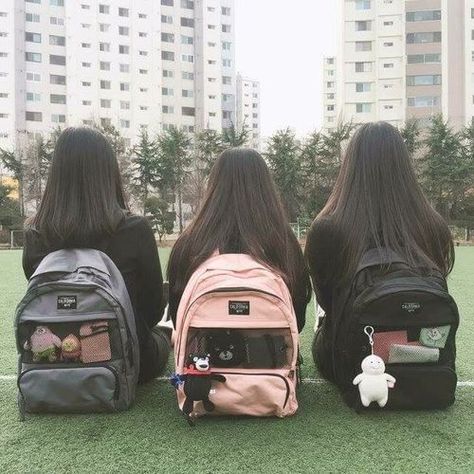 Mochila Kpop, Bts Bag, Mochila Jansport, Foto Best Friend, Bff Photography, Bff Girls, Korean Best Friends, Three Girls, Best Friend Photography