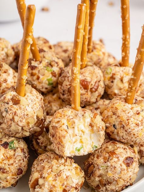 Mini Cheeseball Bites are the best bite-sized appetizer with cheese, everything bagel seasoning, pecans, and then poked with a pretzel stick. Skewer Apps, Mini Cheese Ball Bites, Cheeseball Bites, Pickle Chicken, Easy Ground Beef Stroganoff, Toffee Cheesecake, Homemade Spaghetti Sauce Easy, Chili Stew, Hors Devours