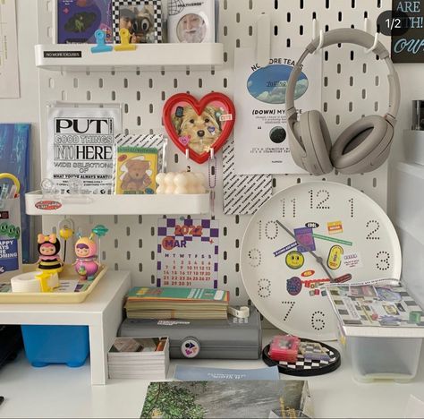 Skadis Pegboard Kpop, Kpop Pegboard Ideas, Pegboard Ideas Aesthetic, Kpop Desk Ideas, Pegboard Aesthetic, Kpop Desk Setup, Kpop Pegboard, Skadis Pegboard, Desk Organization Ideas