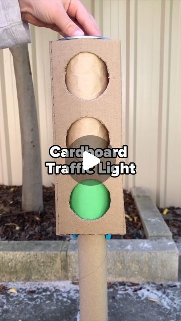 Makedo Cardboard Projects, Traffic Light Crafts For Kids, Stuff To Make Out Of Cardboard, Traffic Light Art, Diy Traffic Light, Diy Cardboard Toys, Cardboard Play, Cardboard Creations, Cardboard Rolls