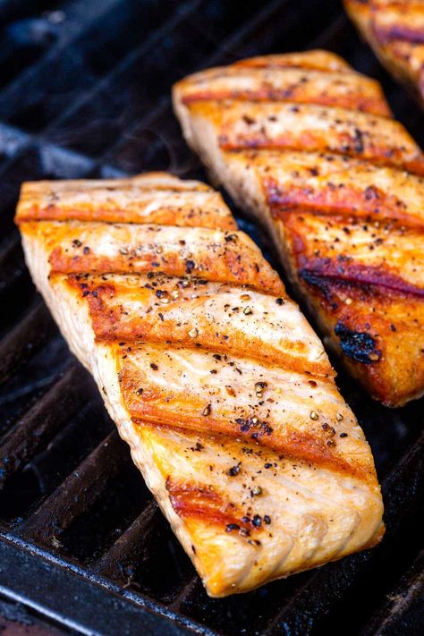 Salmon On Bbq, Salmon Grilled, Cook Salmon, Cedar Plank Salmon, Grilled Salmon Recipes, Lemon Salmon, Summer Grilling Recipes, Easy Salmon, Cooking Salmon