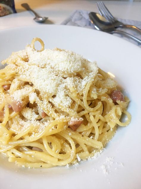 Simple Italian Spaghetti Carbonara - Immaculate Ruému - Lifestyle Blog Cabonara Recipes, Carbonara Recipe Creamy, Recipe For Spaghetti, Spaghetti Carbonara Recipe, Italian Spaghetti, Best Spaghetti, Easy Spaghetti, Easy Peasy Recipes, Carbonara Recipe