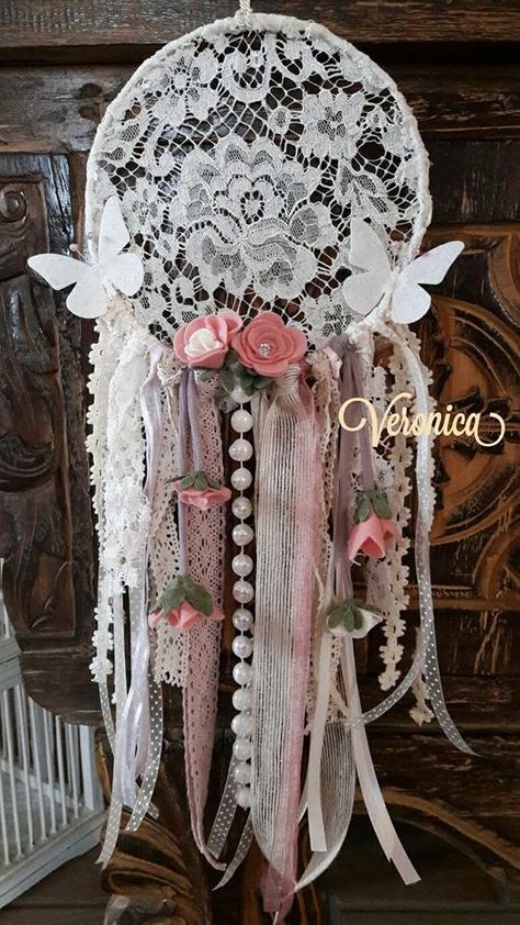 Embroidery Hoop Dream Catcher Diy, Lace Dream Catcher Diy, Dream Catcher Crafts, Atrapasueños Diy, Lace Dream Catchers, Shabby Chic Diy Crafts, Hantverk Diy, Shabby Chic Wreath, Dream Catcher Decor