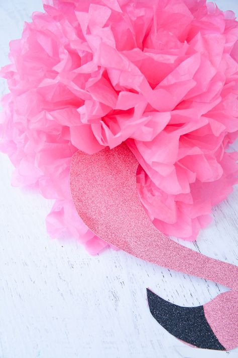 Luau Diy, Flamingo Party Decorations, Chemo Party, Flamingo Diy, Flamingo Centerpiece, Paper Pineapple, Pool Party Diy, Pink Flamingo Decor, Flamingle Party