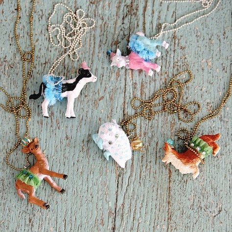 Plastic Animal Crafts, Animal Necklaces, Animals Crafts, Weekend Crafts, Diy Collier, Toy Animals, Party Animals, Animals Toys, Party Animal