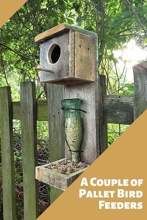 Diy With Pallets, Birdhouse Diy, Bird Feeder House, Bird Feeder Stands, Pallet Garden Ideas, Wood Bird Feeder, Bird Feeder Craft, Pallet Projects Garden, Homemade Bird Houses