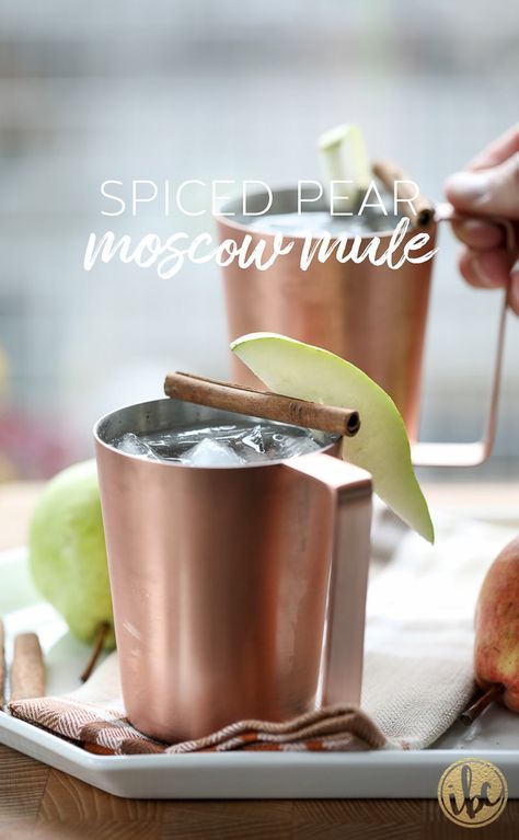 This Spiced Pear Moscow Mule is the perfect cocktail recipe to celebrate the fall season. Pear Moscow Mule, Fall Cocktail Recipes, Autumn Cocktail, Mule Drink, Pear Vodka, Moscow Mules, Moscow Mule Recipe, Mule Cocktail, Mule Recipe