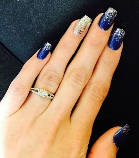 Navy Nails With Gold Glitter, Blue Nail Designs Dip Powder, Blue And Gold Ombre Nails, Dark Blue And Gold Nails, Blue And Gold Nails, Silver Acrylic Nails, Nail Art Bleu, Blue And Silver Nails, Blue Ombre Nails